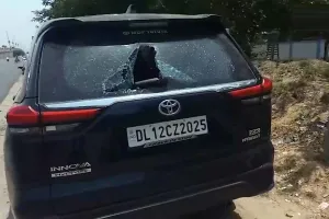 राजोकरी फ्लाईओवर पर भीषण हादसा, महिला की मौत, पांच अन्य घायल