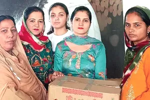 व्यासपुर के डेरा श्रद्धालु बहनों ने तीन जरूरतमंदों को बांटी राशन किट