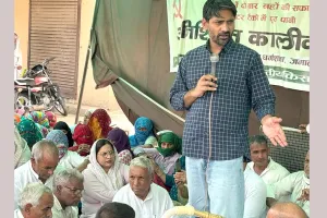सुंदर नहर में पूरा पानी चलाने की मांग को लेकर जमालपुर में किसानों  का धरना जारी 