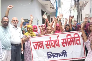 पीने का पानी, बिजली आपूर्ति न होने के चलते महिलाओं ने प्रदर्शन किया