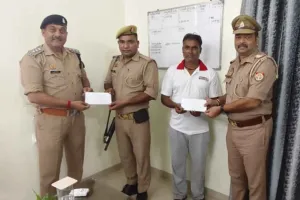 जान जोखिम में डाल कॉन्स्टेबल ने महिला की बचाई जान