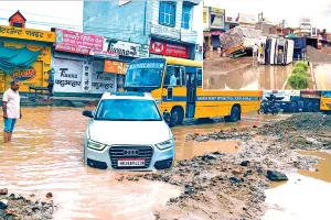 Rain News: पहली बारिश में भूना की निकासी व्यवस्था बदहाल, धंसी सड़क पर पलटा रेत से भरा ट्राला, 7 वाहन फंसे
