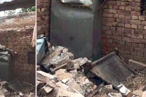 Roof Collapse: रहनखेड़ी में मकान की छत गिरी, बाल-बाल बचा परिवार, मुआवजे की लगाई गुहार