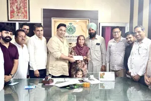 किसान हितों को नई दिशा देने में जुटी मार्केट कमेटी, लाभार्थी को सौंपा 37,500 रुपये का चेक