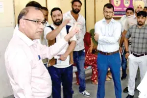 Fatehabad News: जब अचानक ई-दिशा केंद्र पहुंचे डीसी डॉ. विवेक भारती