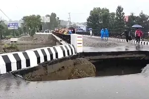 Heavy Rain: देहरादून में भारी बारिश से नए पुल की अप्रोच रोड क्षतिग्रस्त