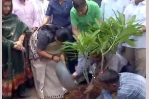 CM Rekha Gupta: मुख्यमंत्री रेखा गुप्ता ने मॉडल टाउन में किया पौधरोपण, दिल्ली में 70 लाख पौधे लगाने का लक्ष्य