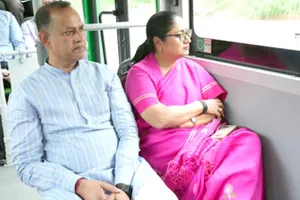 CM Rekha Gupta: डीटीसी बस में सफर कर मुख्यमंत्री रेखा गुप्ता ने किया दिल्ली का निरीक्षण