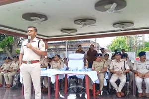 धनबाद पुलिस ने 700 आपराधिक रिकॉर्ड वालों की कराई परेड, दिलाई अपराध छोड़ने की शपथ