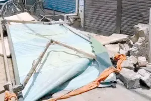 फरीदाबाद में दुकान का छज्जा गिरने से दो युवकों की मौत