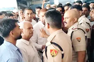 रिटायर्ड बिजली कर्मी ने की आत्महत्या, परिजन बोले- घंटों थाने में बैठाकर मानसिक दबाव बनाया