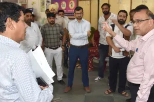 डीसी डॉ. विवेक भारती ने ई-दिशा केंद्र का किया औचक निरीक्षण, व्यवस्थाओं का लिया जायजा