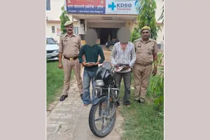 चोरी की बाइक और अवैध हथियारों के साथ दो आरोपी गिरफ्तार