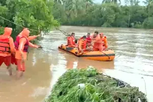 Gujarat News: भारी बारिश के बाद नवसारी में बाढ़ का कहर, NDRF का रेस्क्यू ऑपरेशन जारी