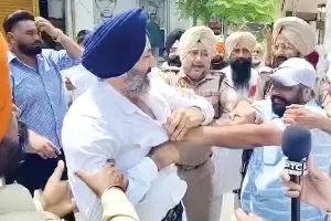 अध्यक्ष पद चुनाव को लेकर कांग्रेसी नेताओं से मारपीट, पार्षदों को मतदान करने से रोका 