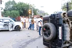 Road Accident: शराब के नशे में तेज रफ्तार थार चला रहे युवकों ने कार को मारी टक्कर, पलटी थार, परिवार के 4 लोग घायल
