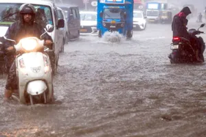Himachal Weather News: मानसून की लगातार बारिश से हिमाचल में 36 सड़कें बंद