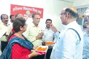HTET Exam: एचटेट परीक्षा सफलतापूर्वक संपन्न होने पर बोर्ड अध्यक्ष ने बांटी मिठाई