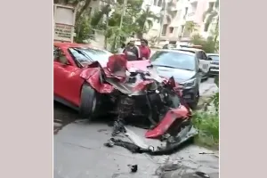 Hyderabad Road Accident: तेज रफ्तार फेरारी हादसे का शिकार, चालक मौके से फरार