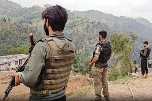 Jammu Kashmir News: सुरक्षाबलों ने आतंकी ठिकाने का किया भंडाफोड़, तलाशी अभियान तेज