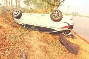 Road Accident: अनियंत्रित होकर पलटी कार, एचटेट परीक्षा देने जा रहे भाई-बहन घायल