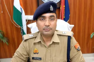 जेवर में भीषण सड़क हादसा, स्कॉर्पियो की टक्कर से तीन युवकों की मौत