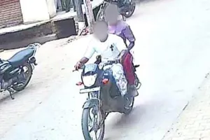 नमकीन व्यापारी से बाइक सवारों ने छीना मोबाइल, तस्वीरे वायरल