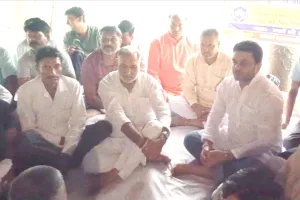 छठे दिन धरनारत ग्रामीणों के बीच पहुंचे भाजपा नेता मनीष चौहान