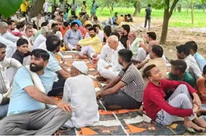 हाईटेंशन लाइन के विरोध में तीसरे दिन भी धरने पर डटे रहे ग्रामीण