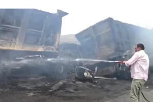 एनएच-334बी पर भीषण सड़क हादसा, हाइवा में लगी आग, चालक की जिंदा जलकर मौत