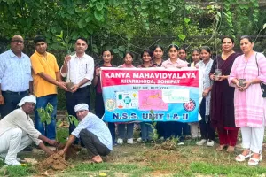 Ek Ped Maa Ke Naam: एक पेड़ माँ के नाम अभियान के अंतर्गत कन्या कॉलेज में वृक्षारोपण कार्यक्रम आयोजित