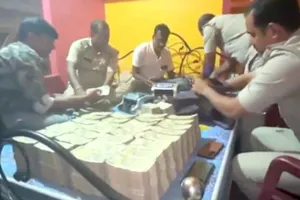 रेत माफिया के खिलाफ पुलिस का बड़ा एक्शन, 5.5 करोड़ कैश और 15 किलो सोना बरामद