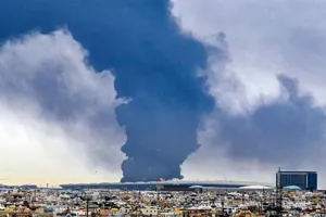 Kuwait Attack: ईरानी हमले के बाद लगी आग, उड़ानें प्रभावित, हमलों के बाद बढ़ा तनाव