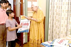 राज्यपाल आनंदीबेन पटेल ने विद्यार्थियों को बांटी स्कूल यूनिफॉर्म, नियमित उपस्थिति पर दिया जोर