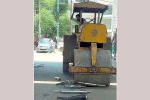 खन्ना पुलिस की बड़ी कार्रवाई, 150 मॉडिफाइड साइलेंसर रोड रोलर से कुचलकर किए नष्ट