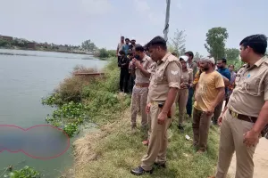 तालाब में शव समझी गई महिला जिंदा निकली, पुलिस और ग्रामीणों ने बचाई जान