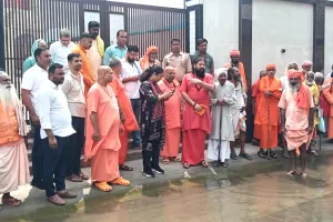 जलभराव की समस्या से परेशान साधु सन्तो ने किया प्रदर्शन, एसडीएम पहुंची मौके पर