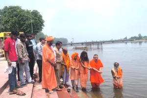 गंगा का पानी हुआ काला, जलीय जन्तुओं की मौत, साधु-संतों मे रोष