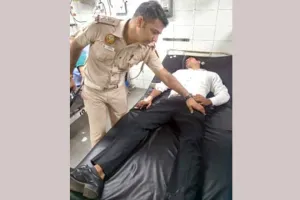 सड़क पर बेहोश हुए वकील के लिए फरिश्ता बने ट्रैफिक पुलिसकर्मी, तुरंत कराया इलाज