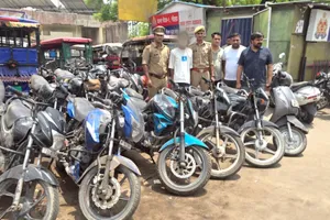 नोएडा में वाहन चोर गिरोह का खुलासा, 12 चोरी की मोटरसाइकिल-स्कूटी बरामद, एक नाबालिग समेत दो काबू