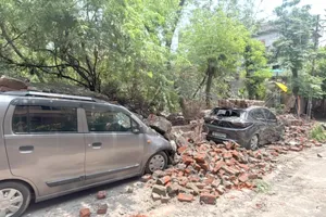 Wall Collapse: नोएडा के सेक्टर-12 में बारिश के बीच गिरी दीवार, कई कारें क्षतिग्रस्त