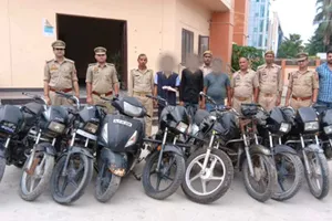 नोएडा पुलिस ने वाहन चोर गिरोह के तीन शातिर चोर गिरफ्तार किए, 10 दोपहिया वाहन बरामद