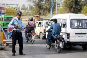 Pakistan News: पाकिस्तान में महंगाई का भारी भरकम संकट, ईंधन महंगा होते ही महंगा हुआ सफर और मालभाड़ा