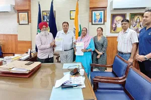सेवानिवृत्त कर्मियों को मौके पर ही सौंपे रिटायरमेंट ड्यूज के चैक 