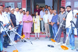 बरसात में राहत कार्य होंगे तेज, पौड़ी की 55 ग्राम पंचायतों को उपलब्ध कराए बुशकटर