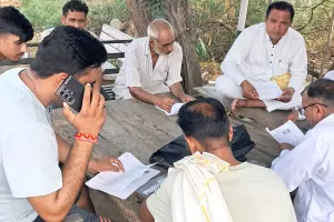बाखली मंडल अध्यक्ष सुखबीर सिंह इशाक ने बूथ स्तरीय अधिकारियों के साथ विशेष गहन पुनरीक्षण अभियान के तहत भरवाए प्रपत्र