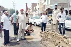 भारत माता चौक के पास पाइप लाइन लीकेज से बना गड्ढा बना हादसों का कारण 
