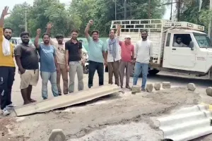 महिला की मौत के बाद फूटा लोगों का गुस्सा 