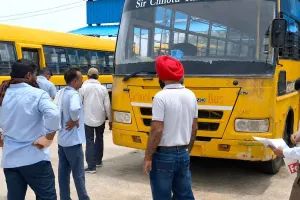स्कूल बसों की जांच में तीन बसों के दस्तावेज अधूरे, नोटिस जारी