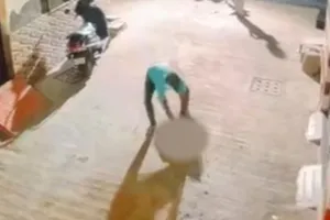 घरेलू कलह से परेशान युवक ने सड़क पर मासूम बच्ची से क्रूरता, घटना सीसीटीवी में कैद